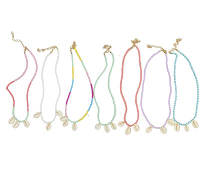 Lot 35 colliers Cauri et perles